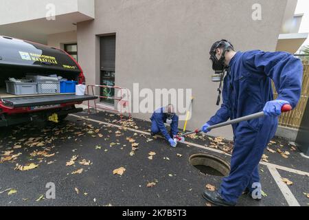 ©PHOTOPQR/LA PROVENCE/SPEICH Frédéric ; Marseille ; 02/10/2020 ; Le 1er adjoint a la maire de Marseille -BenoisPAYAN passe en revue le positionnement de depistage et de lutte contre le Covid 19 (coronavirus) du Bataillon des Marins-Pompiers ici opération de preevement et de test des usees dans l'EHPAD Jardins d'ardt, Marseille 12E, France oct 2nd 2020 - les pompiers militaires de la marine recherchent et frustrent le virus covid-19 dans les écoles et les réseaux d'eaux usées Banque D'Images