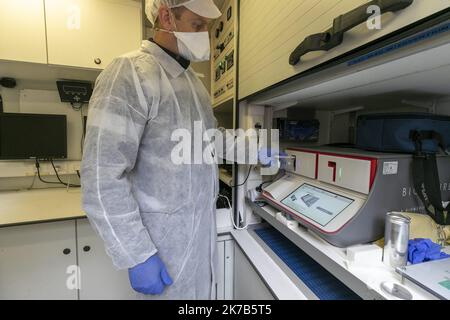 ©PHOTOPQR/LA PROVENCE/SPEICH Frédéric ; Marseille ; 02/10/2020 ; Le 1er adjoint a la maire de Marseille -BenoisPAYAN passe en revue le positionnement de depistage et de lutte contre le Covid 19 (coronavirus) du Bataillon des Marins-Pompiers ici opération de preevement et de test des usees dans l'EHPAD Jardins d'ardt, Marseille 12E, France oct 2nd 2020 - les pompiers militaires de la marine recherchent et frustrent le virus covid-19 dans les écoles et les réseaux d'eaux usées Banque D'Images