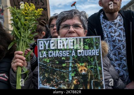 ©Michael Bunel / le Pictorium/MAXPPP - Michael Bunel / le Pictorium - 01/04/2018 - France / Oise / compiègne - une femme porte une pancarte avec des animaux et un message, Bye bye la chasse a cours of the manifestation contre la chasse a cours in the rues de Compiegnes. Jour de chasse, associations de consommateurs se font entendre pour supprimer ce mode de chasse un cheval avec une mesure de chien. 31 mars 2018. Compiegne. France. / 01/04/2018 - France / Oise / compiegne - Une femme porte un signe avec des animaux et un message, bye chassant avec des huts pendant la démonstration a Banque D'Images