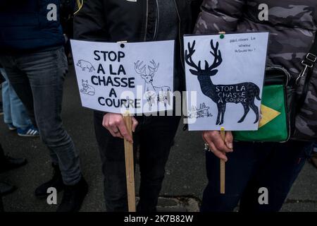 ©Michael Bunel / le Pictorium/MAXPPP - Michael Bunel / le Pictorium - 01/04/2018 - France / Oise / compiegne - un couple pancarte a main avec des messages pour l'abolition de la chasse une cour de la manifestation contre la chasse une cour dans les rues de Compiegnes. Jour de chasse, associations de consommateurs se font entendre pour supprimer ce mode de chasse un cheval avec une mesure de chien. 31 mars 2018. Compiegne. France. / 01/04/2018 - France / Oise / compiegne - Un couple avec un signe dans la main avec des messages pour l'abolition de la chasse avec les hugs pendant les démons Banque D'Images