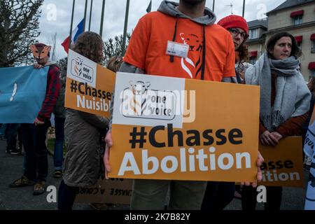 ©Michael Bunel / le Pictorium/MAXPPP - Michael Bunel / le Pictorium - 01/04/2018 - France / Oise / compiègne - des manifestes d'une seule voix avec des pancartes pour l'abolition de la chasse lors de la manifestation contre la chasse une cour dans les rues de Compiegnes. Jour de chasse, associations de consommateurs se font entendre pour supprimer ce mode de chasse un cheval avec une mesure de chien. 31 mars 2018. Compiegne. France. / 01/04/2018 - France / Oise / compiegne - démonstrateurs à une voix avec des plaques pour l'abolition de la chasse lors de la manifestation contre la chasse avec h Banque D'Images