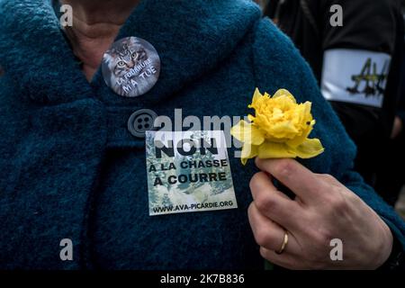 ©Michael Bunel / le Pictorium/MAXPPP - Michael Bunel / le Pictorium - 01/04/2018 - France / Oise / compiegne - une femme avec un sticker non a la chasse une cour sur son manteau lors de la manifestation contre la chasse une cour dans les rues de Compiegnes. Jour de chasse, associations de consommateurs se font entendre pour supprimer ce mode de chasse un cheval avec une mesure de chien. 31 mars 2018. Compiegne. France. / 01/04/2018 - France / Oise / compiegne - Une femme avec un autocollant non-chasse sur son manteau lors de la manifestation contre la chasse dans les rues de Compiegnes. Aujourd'hui, t Banque D'Images