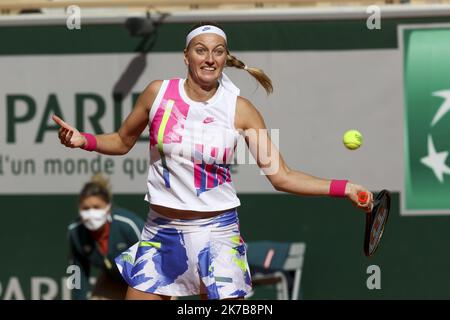 ©Sébastien Muylaert/MAXPPP - Petra Kvitova, de la République tchèque, joue un rôle de premier plan lors de son match de quarterfinales féminin contre Laura Siegemund, de l'Allemagne, le 11 e jour de l'Open de France 2020 à Roland Garros à Paris, France. 07.10.2020 Banque D'Images