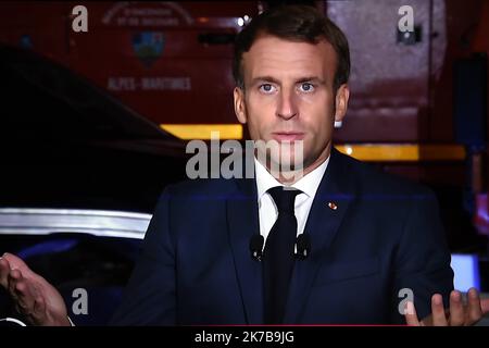 ©PHOTOPQR/L'EST REPUBLICAIN/ALEXANDRE MARCHI ; NANCY ; 07/10/2020 ; TEMPTE ALEX - INTEMPERIES - ALPES MARITIMES - MACRON - ENTRETIEN TELEVISION - TELEVISION. Nancy 7 octobre 2020. Le président de la République, Emmanuel MACRON, répond aux questions des journalistes des chaînes de télévision TF1 et France 2 en direct de Saint-Martin-Vésubie après le passage de la tempête Alex dans les Alpes-Maritimes. PRENEZ LA PHOTO ALEXANDRE MARCHI. - Sud de la France Alex tempête après octobre 7 2020 Banque D'Images