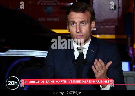 ©PHOTOPQR/L'EST REPUBLICAIN/ALEXANDRE MARCHI ; NANCY ; 07/10/2020 ; TEMPTE ALEX - INTEMPERIES - ALPES MARITIMES - MACRON - ENTRETIEN TELEVISION - TELEVISION. Nancy 7 octobre 2020. Le président de la République, Emmanuel MACRON, répond aux questions des journalistes des chaînes de télévision TF1 et France 2 en direct de Saint-Martin-Vésubie après le passage de la tempête Alex dans les Alpes-Maritimes. PRENEZ LA PHOTO ALEXANDRE MARCHI. - Sud de la France Alex tempête après octobre 7 2020 Banque D'Images