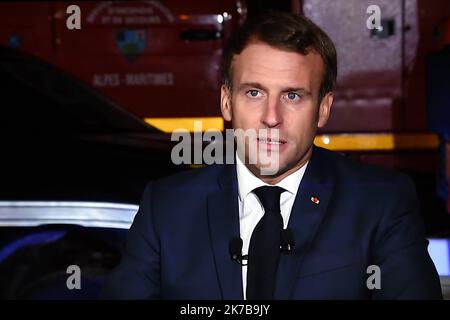 ©PHOTOPQR/L'EST REPUBLICAIN/ALEXANDRE MARCHI ; NANCY ; 07/10/2020 ; TEMPTE ALEX - INTEMPERIES - ALPES MARITIMES - MACRON - ENTRETIEN TELEVISION - TELEVISION. Nancy 7 octobre 2020. Le président de la République, Emmanuel MACRON, répond aux questions des journalistes des chaînes de télévision TF1 et France 2 en direct de Saint-Martin-Vésubie après le passage de la tempête Alex dans les Alpes-Maritimes. PRENEZ LA PHOTO ALEXANDRE MARCHI. - Sud de la France Alex tempête après octobre 7 2020 Banque D'Images