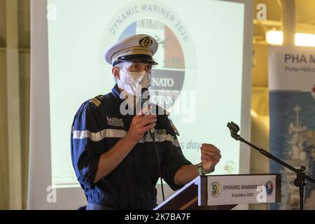 ©PHOTOPQR/LA PROVENCE/SPEICH HYÈRES Exercice amphibie de l'OTAN Dynamic Mariner 20 au large des côtes du Var le Port Helicopteres Amphibie (PHA) Mistral a appareille de Toulon le 27 septembre 2020 pour conduire, Avec son etat-Major embarque les manoeuvres de Dynamic Mariner 20 qui mobilisent une force maritime composée de 31 batimis de surface, 37 aéronautiques et environ 5 000 militaires qui se trouvent sous le pavillon d'une dizaine de pays membres de l'OTAN suspendu 13 jours. La France y participe avec ses trois armeés (Terre, Air, Marine) et une composition des forces spéciales. Capitaine de Vaisseau M. Banque D'Images