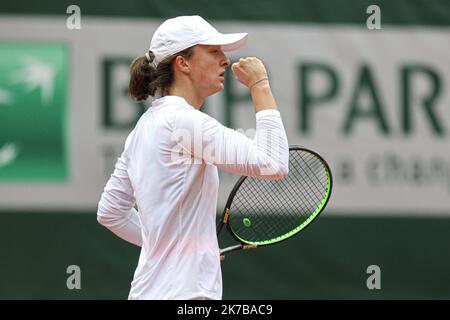 ©Sébastien Muylaert/MAXPPP - IGA Swiatek de Pologne réagit lors de son match féminin de demi-finales célibataires contre Nadia Podoroska d'Argentine le 12 jour de l'Open de France 2020 à Roland Garros à Paris, France. 08.10.2020 Banque D'Images