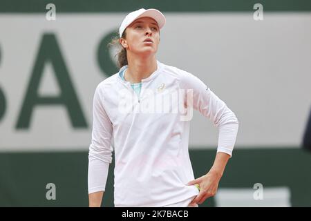 ©Sébastien Muylaert/MAXPPP - IGA Swiatek de Pologne réagit lors de son match féminin de demi-finales célibataires contre Nadia Podoroska d'Argentine le 12 jour de l'Open de France 2020 à Roland Garros à Paris, France. 08.10.2020 Banque D'Images