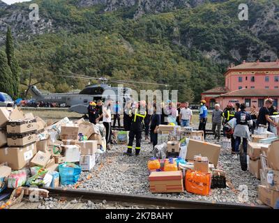 VaLc/Maxppp - Pont aérien à la gare de Breil sur Roya le 9 octobre 2020 afin de ravitailler les villages alentours en dénées. Ascenseur à la gare de Breil sur Roya, au sud de la France, sur 9 octobre 2020 afin de fournir de la nourriture aux villages environnants. Banque D'Images