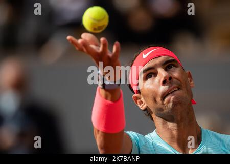 Aurélien Morissard / IP3; Rafael NADAL (ESP) sert pendant son match contre Diego SCHWARTZMAN (ARG) sur le court Philippe Chatrier pendant la demi-finale du tournoi de tennis Open de Roland Garros à Paris, France, 8th octobre 2020. Banque D'Images