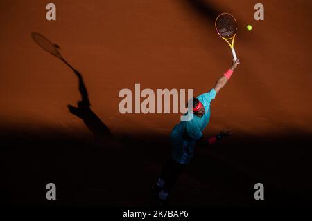 Aurélien Morissard / IP3; Rafael NADAL (ESP) sert pendant son match contre Diego SCHWARTZMAN (ARG) sur le court Philippe Chatrier pendant la demi-finale du tournoi de tennis Open de Roland Garros à Paris, France, 8th octobre 2020. Banque D'Images