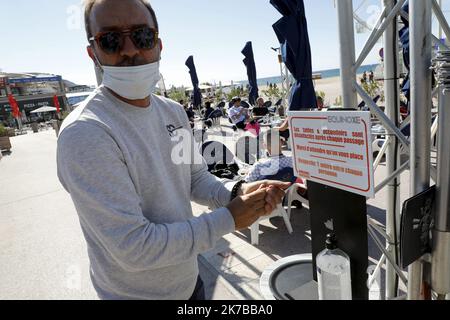 ©PHOTOPQR/LA PROVENCE/VALLAURI Nicolas ; Marseille ; 10/10/2020 ; Premier week-end de restauration des restaurants marseillais, après la fermette imposée par le gouvernement français durant une semaine, loin de la propagation du Covid-19 (coronavirus). Ici avec la mise à disposition du gel hydroalcolique, le respect de 1 mètre de distance, la mise en place de signalisation, l'obligation de porter le masque et la mise à disposition d'un fichier avec les coordonnées des clients pour des contrats cas contacts. Ci contre le restaurant l'équinoxe à l'escale Borély à Marseille. - 2020/ Banque D'Images