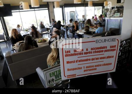 ©PHOTOPQR/LA PROVENCE/VALLAURI Nicolas ; Marseille ; 10/10/2020 ; Premier week-end de restauration des restaurants marseillais, après la fermette imposée par le gouvernement français durant une semaine, loin de la propagation du Covid-19 (coronavirus). Ici avec la mise à disposition du gel hydroalcolique, le respect de 1 mètre de distance, la mise en place de signalisation, l'obligation de porter le masque et la mise à disposition d'un fichier avec les coordonnées des clients pour des contrats cas contacts. Ci contre le restaurant l'équinoxe à l'escale Borély à Marseille. - 2020/ Banque D'Images