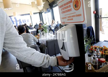 ©PHOTOPQR/LA PROVENCE/VALLAURI Nicolas ; Marseille ; 10/10/2020 ; Premier week-end de restauration des restaurants marseillais, après la fermette imposée par le gouvernement français durant une semaine, loin de la propagation du Covid-19 (coronavirus). Ici avec la mise à disposition du gel hydroalcolique, le respect de 1 mètre de distance, la mise en place de signalisation, l'obligation de porter le masque et la mise à disposition d'un fichier avec les coordonnées des clients pour des contrats cas contacts. Ci contre le restaurant l'équinoxe à l'escale Borély à Marseille. - 2020/ Banque D'Images