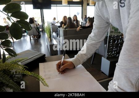 ©PHOTOPQR/LA PROVENCE/VALLAURI Nicolas ; Marseille ; 10/10/2020 ; Premier week-end de restauration des restaurants marseillais, après la fermette imposée par le gouvernement français durant une semaine, loin de la propagation du Covid-19 (coronavirus). Ici avec la mise à disposition du gel hydroalcolique, le respect de 1 mètre de distance, la mise en place de signalisation, l'obligation de porter le masque et la mise à disposition d'un fichier avec les coordonnées des clients pour des contrats cas contacts. Ci contre le restaurant l'équinoxe à l'escale Borély à Marseille. - 2020/ Banque D'Images