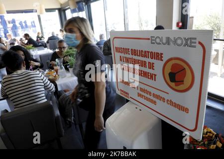 ©PHOTOPQR/LA PROVENCE/VALLAURI Nicolas ; Marseille ; 10/10/2020 ; Premier week-end de restauration des restaurants marseillais, après la fermette imposée par le gouvernement français durant une semaine, loin de la propagation du Covid-19 (coronavirus). Ici avec la mise à disposition du gel hydroalcolique, le respect de 1 mètre de distance, la mise en place de signalisation, l'obligation de porter le masque et la mise à disposition d'un fichier avec les coordonnées des clients pour des contrats cas contacts. Ci contre le restaurant l'équinoxe à l'escale Borély à Marseille. - 2020/ Banque D'Images