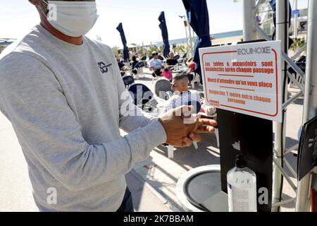 ©PHOTOPQR/LA PROVENCE/VALLAURI Nicolas ; Marseille ; 10/10/2020 ; Premier week-end de restauration des restaurants marseillais, après la fermette imposée par le gouvernement français durant une semaine, loin de la propagation du Covid-19 (coronavirus). Ici avec la mise à disposition du gel hydroalcolique, le respect de 1 mètre de distance, la mise en place de signalisation, l'obligation de porter le masque et la mise à disposition d'un fichier avec les coordonnées des clients pour des contrats cas contacts. Ci contre le restaurant l'équinoxe à l'escale Borély à Marseille. - 2020/ Banque D'Images