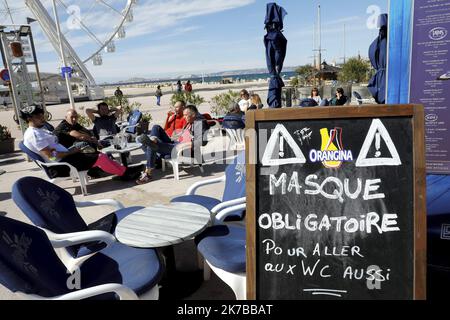 ©PHOTOPQR/LA PROVENCE/VALLAURI Nicolas ; Marseille ; 10/10/2020 ; Premier week-end de restauration des restaurants marseillais, après la fermette imposée par le gouvernement français durant une semaine, loin de la propagation du Covid-19 (coronavirus). Ici avec la mise à disposition du gel hydroalcolique, le respect de 1 mètre de distance, la mise en place de signalisation, l'obligation de porter le masque et la mise à disposition d'un fichier avec les coordonnées des clients pour des contrats cas contacts. Ci contre le restaurant l'équinoxe à l'escale Borély à Marseille. - 2020/ Banque D'Images