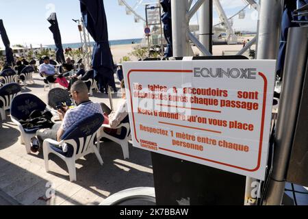 ©PHOTOPQR/LA PROVENCE/VALLAURI Nicolas ; Marseille ; 10/10/2020 ; Premier week-end de restauration des restaurants marseillais, après la fermette imposée par le gouvernement français durant une semaine, loin de la propagation du Covid-19 (coronavirus). Ici avec la mise à disposition du gel hydroalcolique, le respect de 1 mètre de distance, la mise en place de signalisation, l'obligation de porter le masque et la mise à disposition d'un fichier avec les coordonnées des clients pour des contrats cas contacts. Ci contre le restaurant l'équinoxe à l'escale Borély à Marseille. - 2020/ Banque D'Images