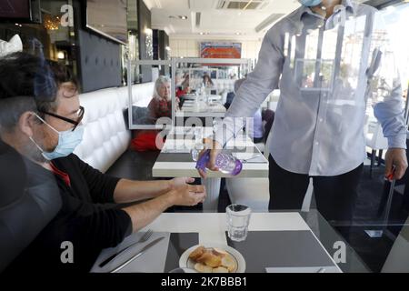 ©PHOTOPQR/LA PROVENCE/VALLAURI Nicolas ; Marseille ; 10/10/2020 ; Premier week-end de restauration des restaurants marseillais, après la fermette imposée par le gouvernement français durant une semaine, loin de la propagation du Covid-19 (coronavirus). Ici avec la mise à disposition du gel hydroalcolique, le respect de 1 mètre de distance, la mise en place de signalisation, l'obligation de porter le masque et la mise à disposition d'un fichier avec les coordonnées des clients pour des contrats cas contacts. Ci contre à la Brasserie de l'OM sur le Vieux Port à Marseille. - 2020/10 Banque D'Images