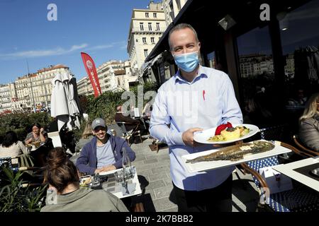 ©PHOTOPQR/LA PROVENCE/VALLAURI Nicolas ; Marseille ; 10/10/2020 ; Premier week-end de restauration des restaurants marseillais, après la fermette imposée par le gouvernement français durant une semaine, loin de la propagation du Covid-19 (coronavirus). Ici avec la mise à disposition du gel hydroalcolique, le respect de 1 mètre de distance, la mise en place de signalisation, l'obligation de porter le masque et la mise à disposition d'un fichier avec les coordonnées des clients pour des contrats cas contacts. Ci contre à la Brasserie de l'OM sur le Vieux Port à Marseille. - 2020/10 Banque D'Images