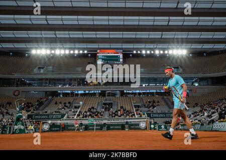 Aurélien Morissard / IP3; Rafael NADAL d’Espagne attitude contre Novak DJOKOVIC de Serbie lors du dernier match masculin lors du tournoi de tennis Open de France à Roland Garros à Paris, France, 11th octobre 2020. Banque D'Images