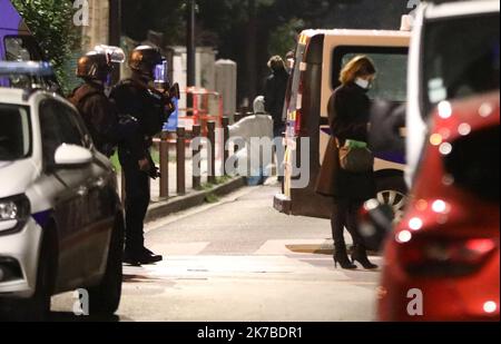 ©PHOTOPQR/LE PARISIEN/Guillaume Georges ; Eragny ; 16/10/2020 ; Eragny (Val-d'Oise), vendredi 16 octobre 2020. L'homme qui a été une personne à Conflans-Sainte-Honorine a été abattu à Eragny (Val-d'Oise). Photo: Police autour de la rue où l'homme a été abattu Eragny (Val-d'Oise), vendredi 16 octobre 2020. L'homme qui a tué une personne à Conflans-Sainte-Honorine a été tué par balle à Eragny (Val-d'Oise). Photo: Appareil de police autour de la rue où l'homme a été tiré Banque D'Images