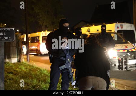 *********** PAS DE SITE WEB *** ************ ©PHOTOPQR/LE PARISIEN/Guillaume Georges ; Eragny ; 16/10/2020 ; Eragny (Val-d'Oise), vendredi 16 octobre 2020. ******* PAS DE SITE WEB ********* L'homme qui a été une personne à Conflans-Sainte-Honorine a été abattu à Eragny (Val-d'Oise). Photo: Lieu de police autour de la rue où l'homme a été abattu l'homme qui a tué une personne à Conflans-Sainte-Honorine a été abattu à Eragny (Val-d'Oise). Photo: Appareil de police autour de la rue où l'homme a été tiré Banque D'Images