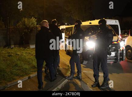 *********** PAS DE SITE WEB *** ************ ©PHOTOPQR/LE PARISIEN/Guillaume Georges ; Eragny ; 16/10/2020 ; Eragny (Val-d'Oise), vendredi 16 octobre 2020. ******* PAS DE SITE WEB ********* L'homme qui a été une personne à Conflans-Sainte-Honorine a été abattu à Eragny (Val-d'Oise). Photo: Lieu de police autour de la rue où l'homme a été abattu l'homme qui a tué une personne à Conflans-Sainte-Honorine a été abattu à Eragny (Val-d'Oise). Photo: Appareil de police autour de la rue où l'homme a été tiré Banque D'Images