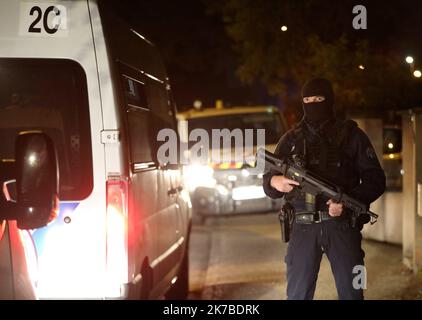 *********** PAS DE SITE WEB *** ************ ©PHOTOPQR/LE PARISIEN/Guillaume Georges ; Eragny ; 16/10/2020 ; Eragny (Val-d'Oise), vendredi 16 octobre 2020. ******* PAS DE SITE WEB ********* L'homme qui a été une personne à Conflans-Sainte-Honorine a été abattu à Eragny (Val-d'Oise). Photo: Lieu de police autour de la rue où l'homme a été abattu l'homme qui a tué une personne à Conflans-Sainte-Honorine a été abattu à Eragny (Val-d'Oise). Photo: Appareil de police autour de la rue où l'homme a été tiré Banque D'Images