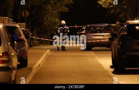 *********** PAS DE SITE WEB *** ************ ©PHOTOPQR/LE PARISIEN/Guillaume Georges ; Eragny ; 16/10/2020 ; Eragny (Val-d'Oise), vendredi 16 octobre 2020. ******* PAS DE SITE WEB ********* L'homme qui a été une personne à Conflans-Sainte-Honorine a été abattu à Eragny (Val-d'Oise). Photo: Lieu de police autour de la rue où l'homme a été abattu l'homme qui a tué une personne à Conflans-Sainte-Honorine a été abattu à Eragny (Val-d'Oise). Photo: Appareil de police autour de la rue où l'homme a été tiré Banque D'Images