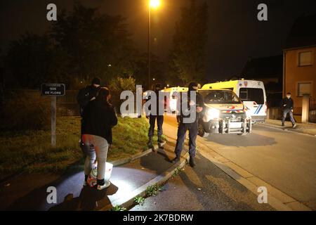 *********** PAS DE SITE WEB *** ************ ©PHOTOPQR/LE PARISIEN/Guillaume Georges ; Eragny ; 16/10/2020 ; Eragny (Val-d'Oise), vendredi 16 octobre 2020. ******* PAS DE SITE WEB ********* L'homme qui a été une personne à Conflans-Sainte-Honorine a été abattu à Eragny (Val-d'Oise). Photo: Lieu de police autour de la rue où l'homme a été abattu l'homme qui a tué une personne à Conflans-Sainte-Honorine a été abattu à Eragny (Val-d'Oise). Photo: Appareil de police autour de la rue où l'homme a été tiré Banque D'Images