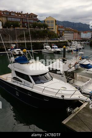 Bateaux amarrés dans le port de Llanes Asturias Espagne Banque D'Images