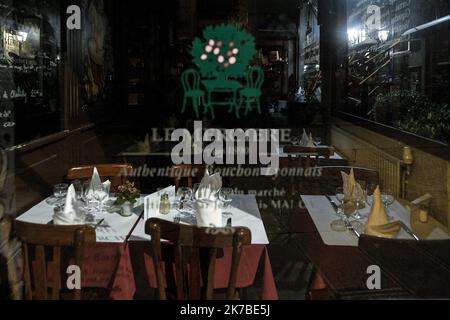 ©PHOTOPQR/LE PROGES/Maxime JEGAT - Lyon 17/10/2020 - Premier soir à Lyon le 17 octobre 2020 - Restaurant vide et fermé rue Mercière le premier soir du livre-feu à Lyon. Lyon 10/17/2020 - première soirée du couvre-feu à Lyon sur 17 octobre 2020. Le couvre-feu a été mis en place pour tenter de limiter les rassemblements privés pour lutter contre Covid 19. Banque D'Images