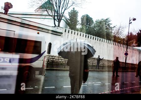 ©Michael Bunel / le Pictorium/MAXPPP - Michael Bunel / le Pictorium - 20/11/2015 - France / Ile-de-France / Paris - jour de primère sous contrôle des forces de l'ordre a la grande mosquee de Paris une semaine est proche des attentats qui ont des appels à la capitale francaise. 20 novembre 2015. Paris. France. / 20/11/2015 - France / Ile-de-France (région) / Paris - Journée de prière sous le contrôle de la police à la grande mosquée de Paris une semaine après les attaques terroristes qui ont frappé la capitale française. 20 novembre 2015. Paris. France. Banque D'Images