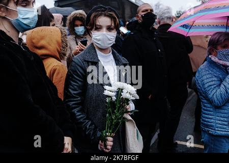 ©Jan Schmidt-Whitley/le Pictorium/MAXPPP - Jan Schmidt-Whitley/le Pictorium - 20/10/2020 - France / Yvelines / Conflans-Saint-Honorine - des milliers de personnes se sont assemblées mardi soir un Conflans-Saint-Honorine pour une marche blanche en hommage à Samuel Paty. La faute s'est massee vers 18h30 devant le collège le Bois-d'Aulne, ou le professionnel de 47 ans enseignait. Quelque 6 000 personnes etaent presentes, selon des estimations de gendarmes sur place. / 20/10/2020 - France / Yvelines (département français) / Conflans-Saint-Honorine - des milliers de personnes se sont rassemblées mardi soir à Confl Banque D'Images