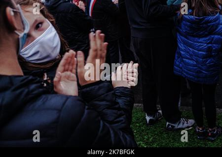 ©Jan Schmidt-Whitley/le Pictorium/MAXPPP - Jan Schmidt-Whitley/le Pictorium - 20/10/2020 - France / Yvelines / Conflans-Saint-Honorine - des milliers de personnes se sont assemblées mardi soir un Conflans-Saint-Honorine pour une marche blanche en hommage à Samuel Paty. La faute s'est massee vers 18h30 devant le collège le Bois-d'Aulne, ou le professionnel de 47 ans enseignait. Quelque 6 000 personnes etaent presentes, selon des estimations de gendarmes sur place. / 20/10/2020 - France / Yvelines (département français) / Conflans-Saint-Honorine - des milliers de personnes se sont rassemblées mardi soir à Confl Banque D'Images