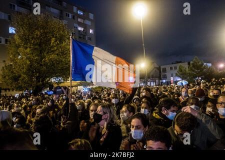 ©Michael Bunel / le Pictorium/MAXPPP - Michael Bunel / le Pictorium - 20/10/2020 - France / Yvelines / Conflans-Saint-Honorine - les gens assistent une place commémorative en hommage au professeur d'histoire decapite la semaine derniere. Samuel Paty a ete decapite vendredi par un refuge tchetchene de 18 ans, ne a Moscou, qui a ensuite ete abattu par la police. Les responsables de la police déclarent que Paty avait discute des caricatures du prophéte de l'Islam Mohamaset avec sa classe, ce qui a conduit a des menaces. 20 octobre 2020. Conflans-Sainte-Honorine. France. / 20/10/2020 - France Banque D'Images