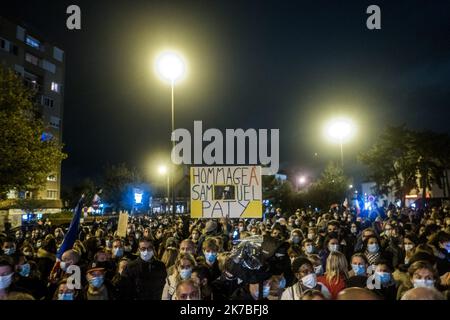 ©Michael Bunel / le Pictorium/MAXPPP - Michael Bunel / le Pictorium - 20/10/2020 - France / Yvelines / Conflans-Saint-Honorine - les gens assistent une place commémorative en hommage au professeur d'histoire decapite la semaine derniere. Samuel Paty a ete decapite vendredi par un refuge tchetchene de 18 ans, ne a Moscou, qui a ensuite ete abattu par la police. Les responsables de la police déclarent que Paty avait discute des caricatures du prophéte de l'Islam Mohamaset avec sa classe, ce qui a conduit a des menaces. 20 octobre 2020. Conflans-Sainte-Honorine. France. / 20/10/2020 - France Banque D'Images