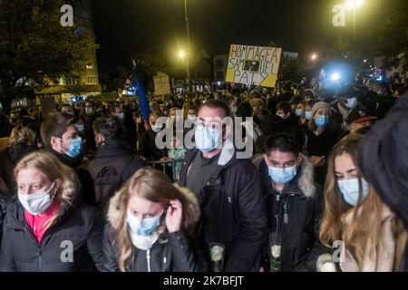 ©Michael Bunel / le Pictorium/MAXPPP - Michael Bunel / le Pictorium - 20/10/2020 - France / Yvelines / Conflans-Saint-Honorine - les gens assistent une place commémorative en hommage au professeur d'histoire decapite la semaine derniere. Samuel Paty a ete decapite vendredi par un refuge tchetchene de 18 ans, ne a Moscou, qui a ensuite ete abattu par la police. Les responsables de la police déclarent que Paty avait discute des caricatures du prophéte de l'Islam Mohamaset avec sa classe, ce qui a conduit a des menaces. 20 octobre 2020. Conflans-Sainte-Honorine. France. / 20/10/2020 - France Banque D'Images