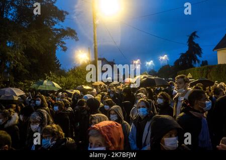 ©Michael Bunel / le Pictorium/MAXPPP - Michael Bunel / le Pictorium - 20/10/2020 - France / Yvelines / Conflans-Saint-Honorine - les gens assistent une place commémorative en hommage au professeur d'histoire decapite la semaine derniere. Samuel Paty a ete decapite vendredi par un refuge tchetchene de 18 ans, ne a Moscou, qui a ensuite ete abattu par la police. Les responsables de la police déclarent que Paty avait discute des caricatures du prophéte de l'Islam Mohamaset avec sa classe, ce qui a conduit a des menaces. 20 octobre 2020. Conflans-Sainte-Honorine. France. / 20/10/2020 - France Banque D'Images