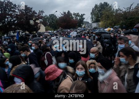 ©Michael Bunel / le Pictorium/MAXPPP - Michael Bunel / le Pictorium - 20/10/2020 - France / Yvelines / Conflans-Saint-Honorine - les gens assistent une place commémorative en hommage au professeur d'histoire decapite la semaine derniere. Samuel Paty a ete decapite vendredi par un refuge tchetchene de 18 ans, ne a Moscou, qui a ensuite ete abattu par la police. Les responsables de la police déclarent que Paty avait discute des caricatures du prophéte de l'Islam Mohamaset avec sa classe, ce qui a conduit a des menaces. 20 octobre 2020. Conflans-Sainte-Honorine. France. / 20/10/2020 - France Banque D'Images