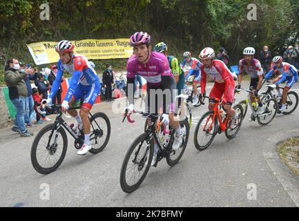 ©Andre Huber/MAXPPP ; Arnaud Demare en France avec son meilleur maillot mauve de sprinter se déplace pendant la 16th étape de la course de vélo Giro d'Italia 2020, entre Udine-San Daniele Del Friuli sur 17 octobre 2020. Andre Huber / Maxppp Banque D'Images