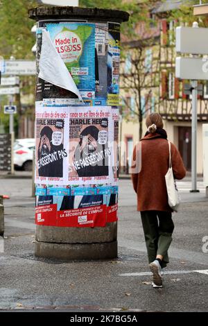 ©PHOTOPQR/l'ALSACE/Thierry GACHON ; Colmar ; 23/10/2020 ; une semaine après l'assassinat de Samuel Paty, Des affiches reproduisant la une du journal Charlie Hebdo avec la caricature de Mahomet dessinée par Cabu 'c'est dur d'être aimé par les Conss' ont été assemblées dans la nuit du 23 octobre 2020 sur les colonnes Morris de Colmar (Haut-Rhin) avec le message suivant : 'En France on est libre de dire ceci' et 'ils ne passe pas', suivi de 'liberté Egalité Fraterné...' (Rue du Logelbach à Colmar). Une semaine après l'assassinat de Samuel Paty, des affiches reproduisant la première page du Charlie Banque D'Images