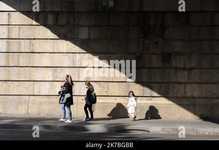 ©PHOTOPQR/LE PARISIEN/ARNAUD JOURNOIS ; PARIS ; 23/10/2020 ; ILLUSTRATION PARIS - PIETONS - MASQUE - COVID-19 - 2020/10/23. Vue générale sur Paris. Banque D'Images