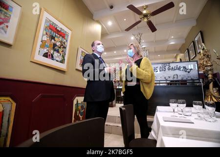 ©PHOTOPQR/LA PROVENCE/VALLAURI Nicolas ; Marseille ; 24/10/2020 ; placement de Jean CASTEX, premier ministre français, à Marseille. Ci contre dans le restaurant « addie les galinettes » sur le Vieux Port. Visite du Premier ministre Jean Castex à Marseille sur 24 octobre 2020 le pays est confronté à une nouvelle vague d'infections à Covid-19 Banque D'Images