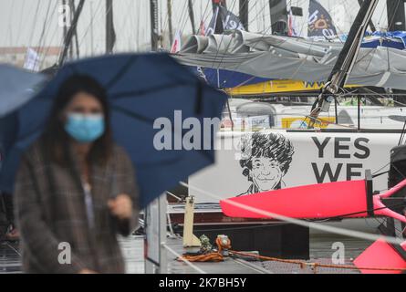 ©PHOTOPQR/OUEST FRANCE/Franck Dubray ; les Sables d'Olonne ; 27/10/2020 ; voile Vendée Globe 2020 aux Sables d'Olonne en Vendée le public sur les pontons sous les trombes d'eau (photo Franck Dubray) - 2020/10/27. Vendée Globe 2020 course de voile. Banque D'Images