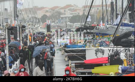 ©PHOTOPQR/OUEST FRANCE/Franck Dubray ; les Sables d'Olonne ; 27/10/2020 ; voile Vendée Globe 2020 aux Sables d'Olonne en Vendée le public sur les pontons sous les trombes d'eau (photo Franck Dubray) - 2020/10/27. Vendée Globe 2020 course de voile. Banque D'Images