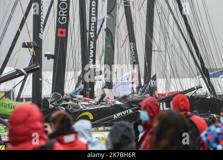 ©PHOTOPQR/OUEST FRANCE/Franck Dubray ; les Sables d'Olonne ; 27/10/2020 ; voile Vendée Globe 2020 aux Sables d'Olonne en Vendée le public sur les pontons sous les trombes d'eau (photo Franck Dubray) - 2020/10/27. Vendée Globe 2020 course de voile. Banque D'Images